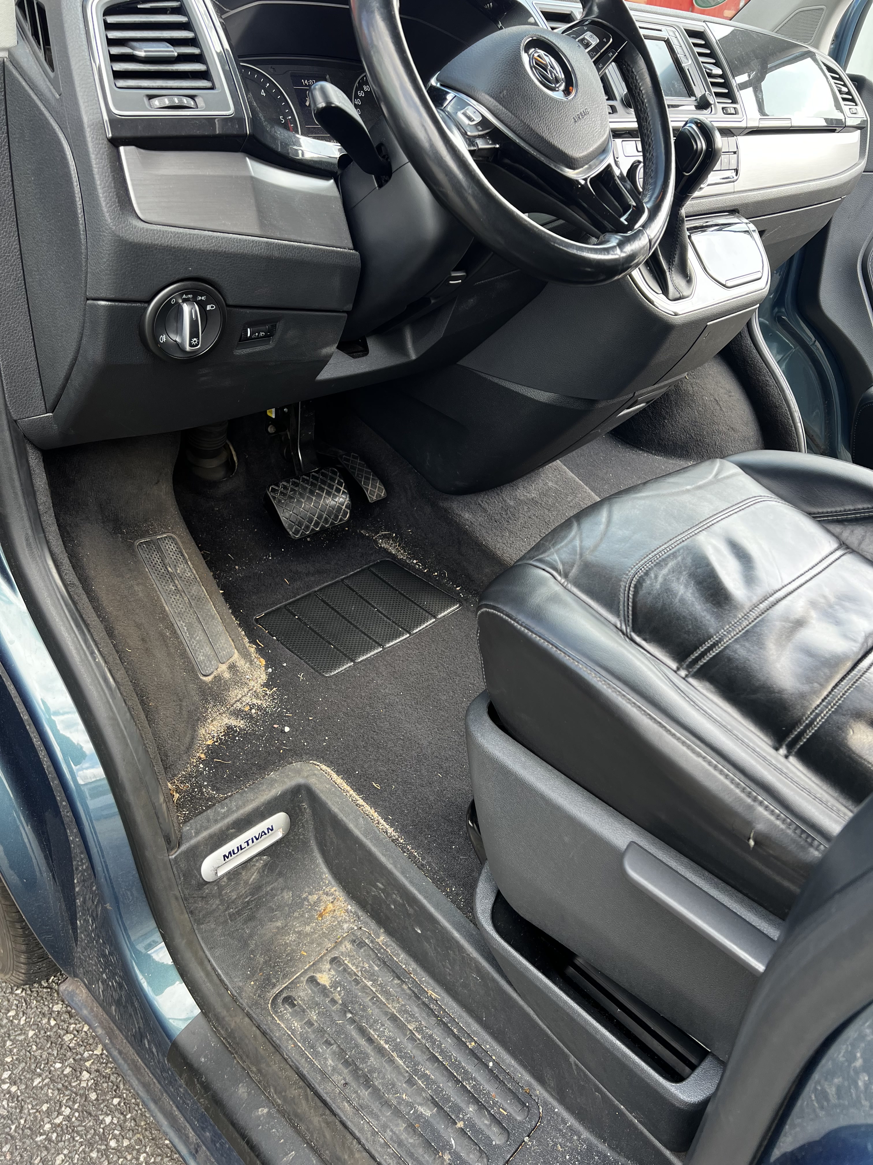 Innenraum vorher – VW Multivan Rücksitze verschmutzt