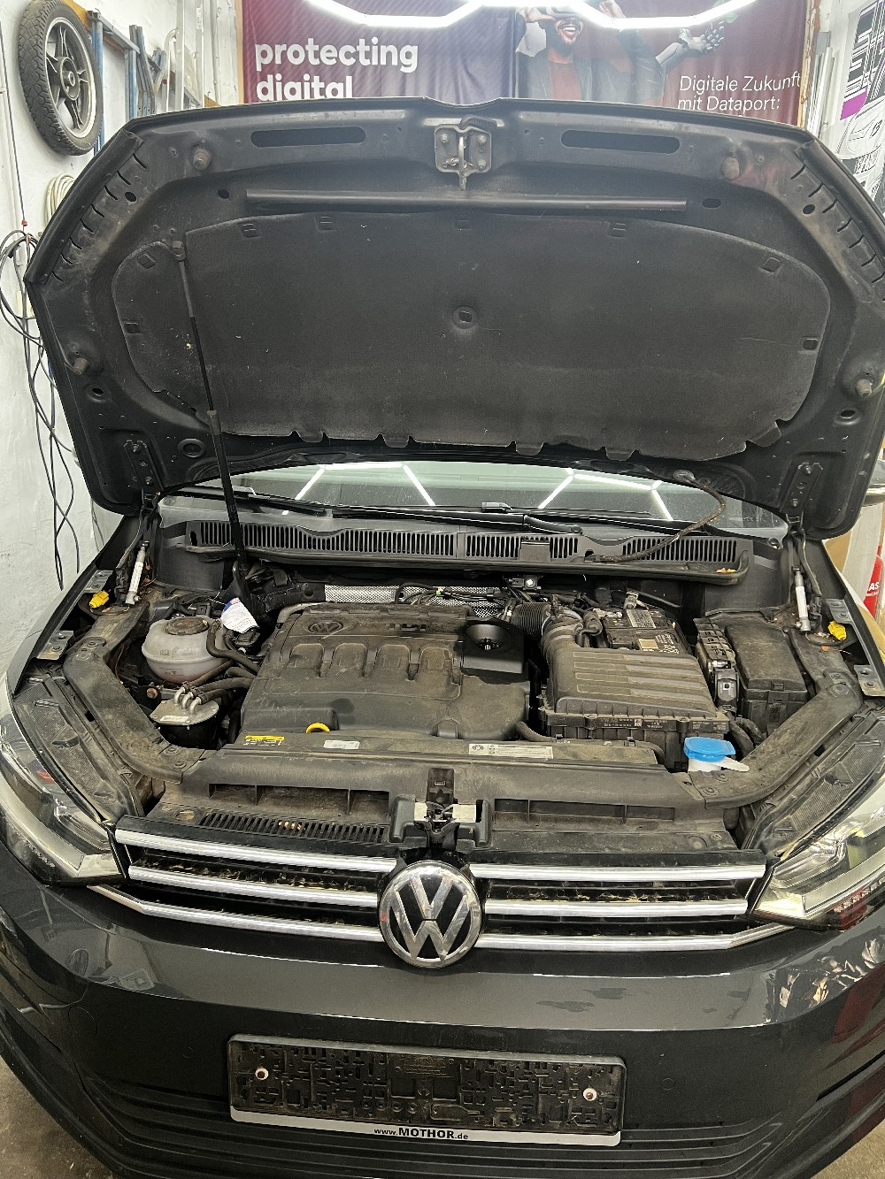 Motorraum vorher – verschmutzt